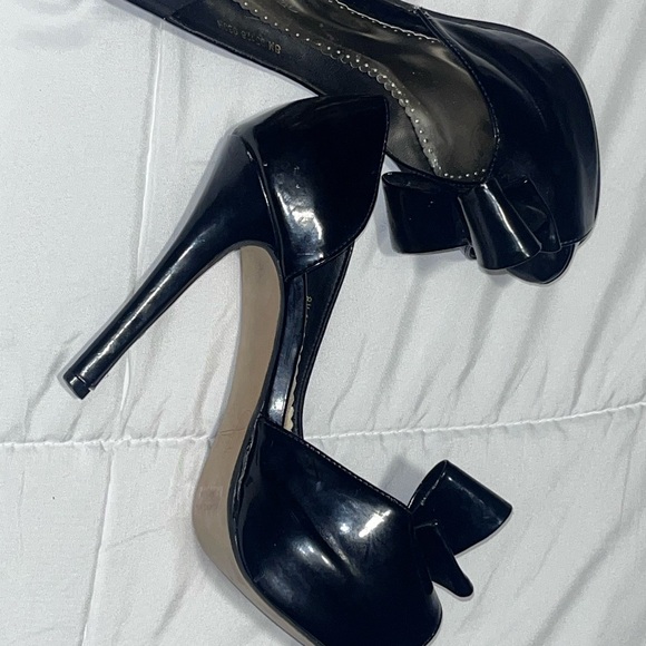 Sophisticated Black Bow Heels by Jonathan Kayne - Picture 2 of 4